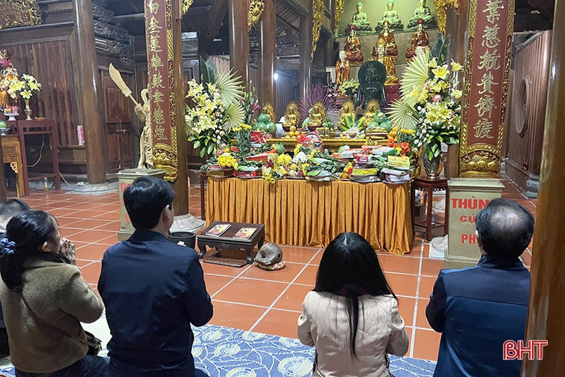 Người dân Hà Tĩnh náo nức đi lễ chùa
