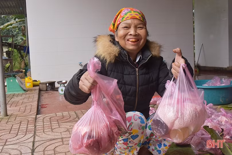 Mổ lợn, chia gạo nếp hỗ trợ bà con dân tộc Chứt đón tết