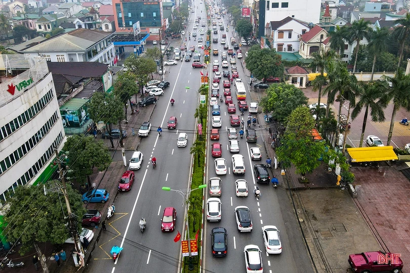 Công an TP Hà Tĩnh đội mưa phân luồng cho người dân sắm tết