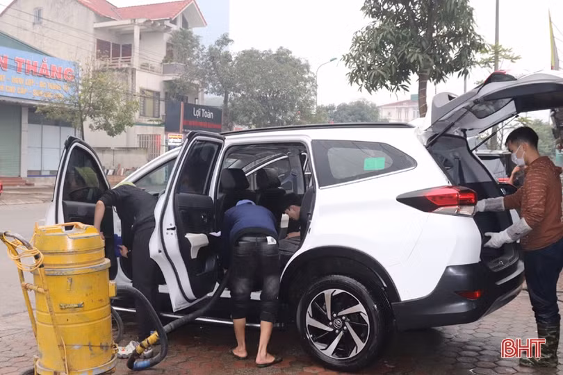 Dịch vụ rửa xe tất bật những ngày cuối năm