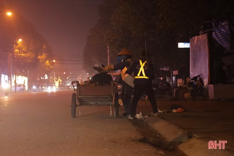 Giao thừa của những người thầm lặng làm sạch phố phường Hà Tĩnh