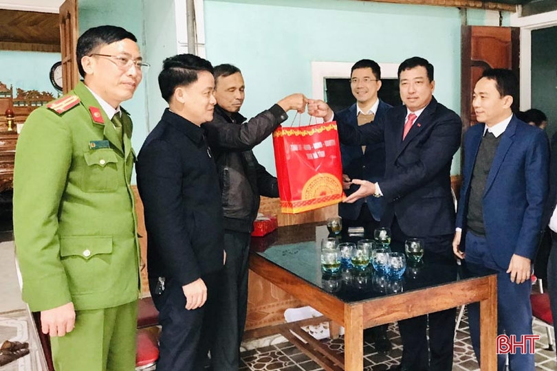 Lãnh đạo tỉnh tặng quà, chúc tết người có công, người cao tuổi