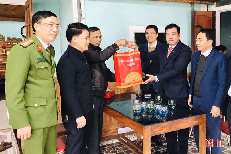 Lãnh đạo tỉnh chúc tết gia đình chính sách, người cao tuổi ở Hương Sơn