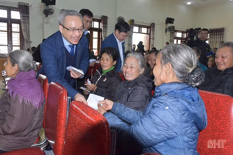 Hơn 205.000 suất quà tết đến với người có công, hoàn cảnh khó khăn ở Hà Tĩnh