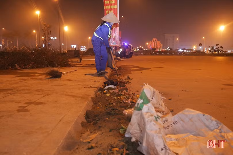 Giao thừa của những người thầm lặng làm sạch phố phường Hà Tĩnh