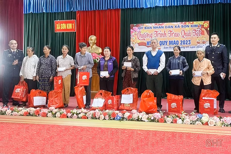 Cục Hải quan Hà Tĩnh tặng quà tết cho nhiều hoàn cảnh khó khăn