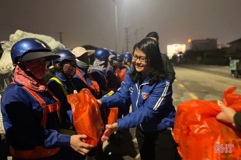 Thêm những phần quà cho công nhân môi trường đô thị dịp tết