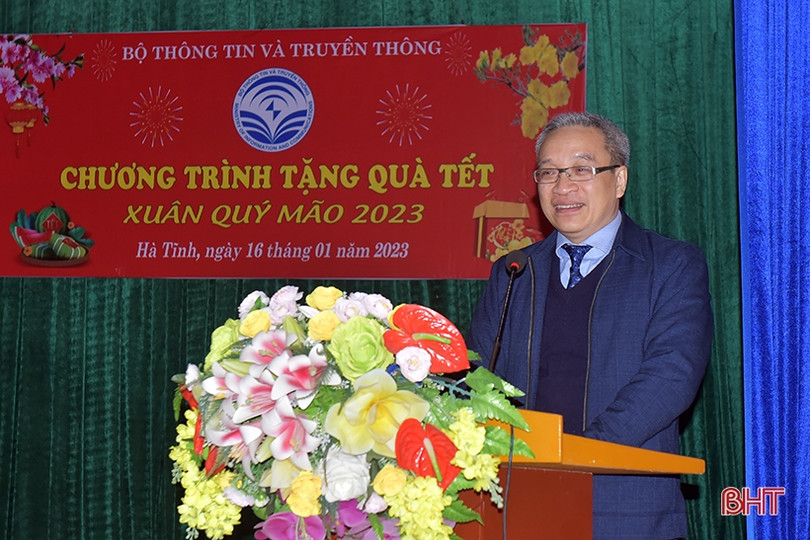 Lãnh đạo Bộ TT&TT trao quà tết cho gia đình chính sách, hộ nghèo ở Hương Sơn