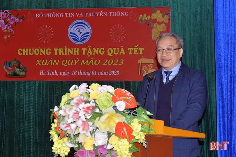 Lãnh đạo Bộ TT&TT trao quà tết cho gia đình chính sách, hộ nghèo ở Hương Sơn