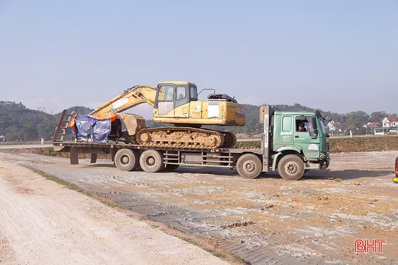 Công trường cao tốc Bắc – Nam đoạn Hà Tĩnh nhộn nhịp ngày cận tết