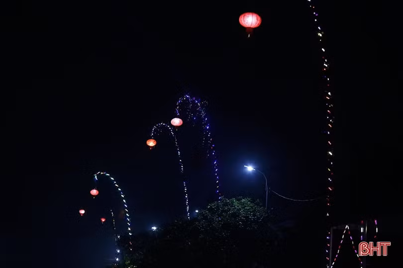 Chiêm ngưỡng những cung đường nêu lung linh ngày tết ở Hà Tĩnh