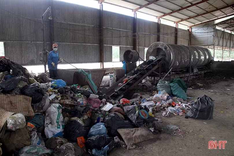 Tăng ca, thêm nhân lực để thu dọn lượng rác thải tăng đột biến ở Hà Tĩnh dịp tết