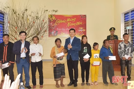 Giám đốc Công an tỉnh tặng quà người có công trên địa bàn TP Hà Tĩnh