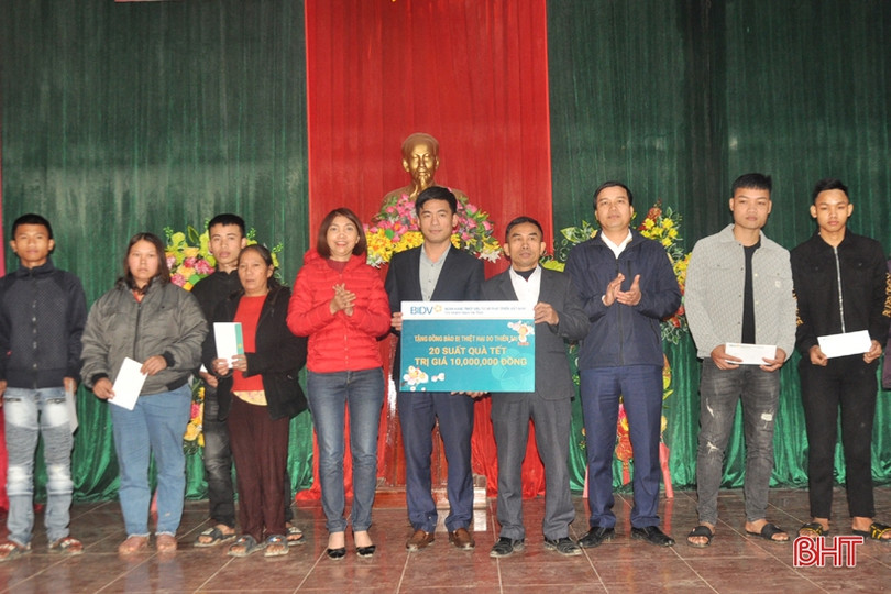 Các ngân hàng ở Hà Tĩnh trao 110 suất quà tết cho người dân “rốn lũ” Hương Khê