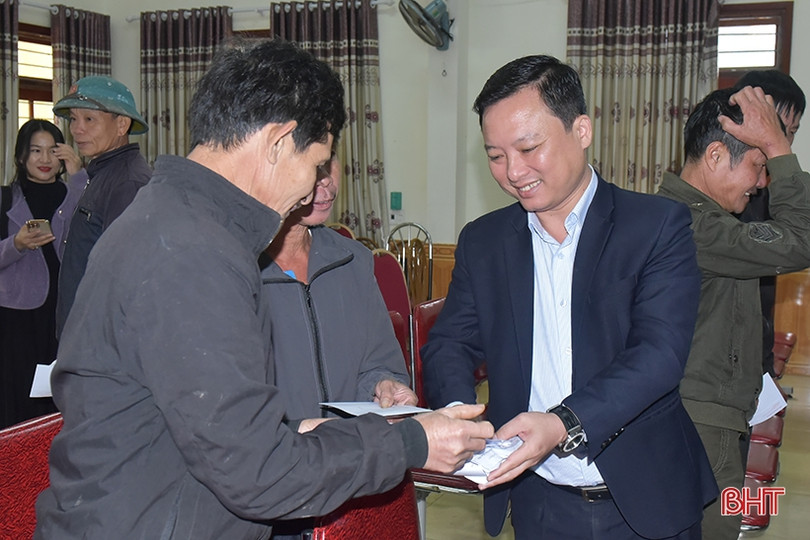 Lãnh đạo Bộ TT&TT trao quà tết cho gia đình chính sách, hộ nghèo ở Hương Sơn