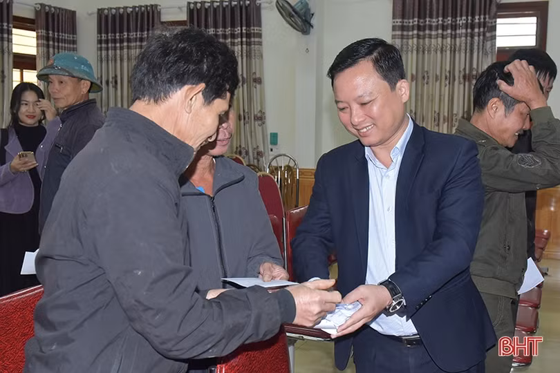 Lãnh đạo Bộ TT&TT trao quà tết cho gia đình chính sách, hộ nghèo ở Hương Sơn