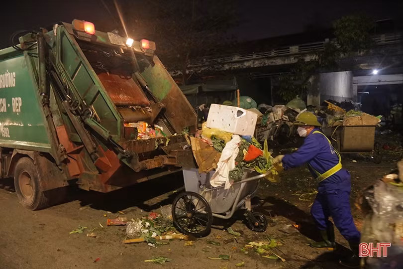 Giao thừa của những người thầm lặng làm sạch phố phường Hà Tĩnh