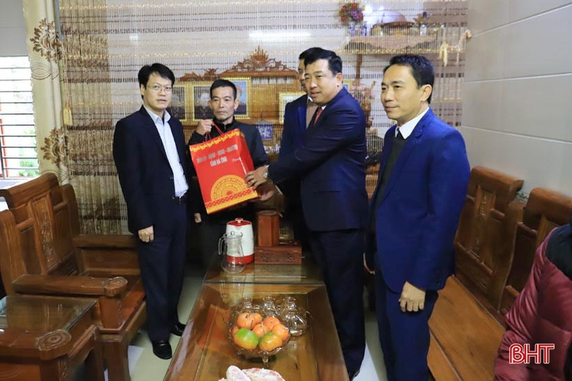 Lãnh đạo tỉnh chúc tết gia đình chính sách, người cao tuổi ở Hương Sơn