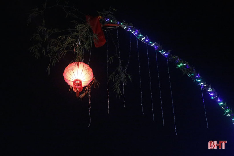 Chiêm ngưỡng những cung đường nêu lung linh ngày tết ở Hà Tĩnh