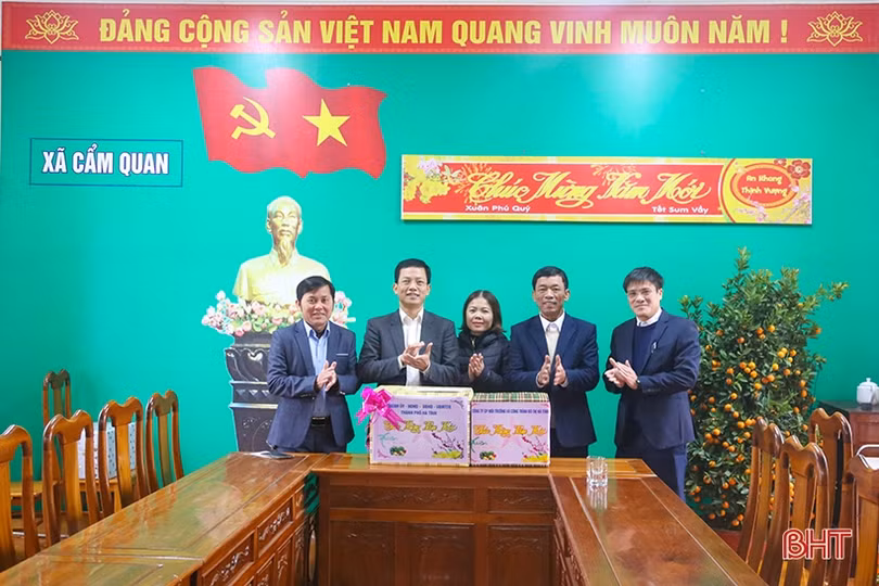 Lãnh đạo TP Hà Tĩnh động viên công nhân nhà máy xử lý rác thải dịp tết