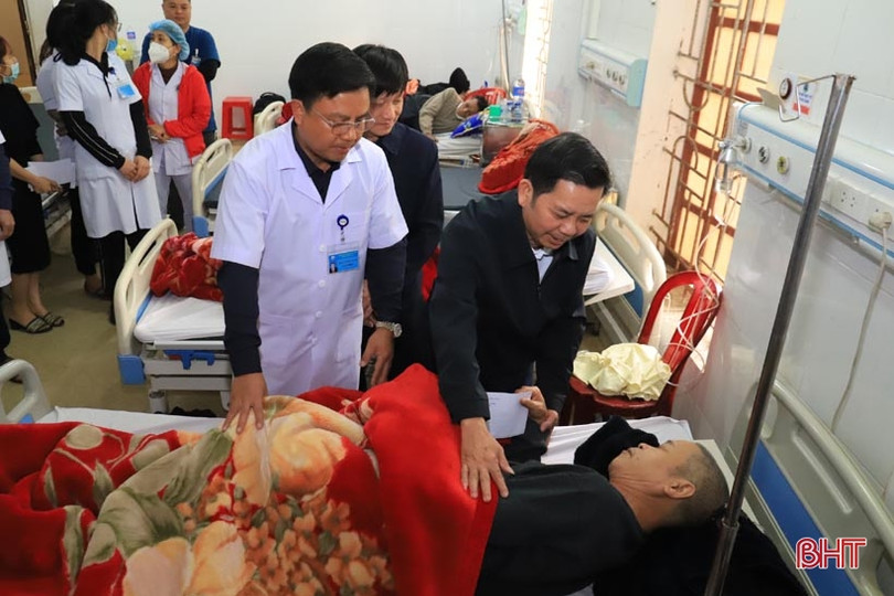 Lãnh đạo Hương Sơn chúc tết các đơn vị đêm giao thừa