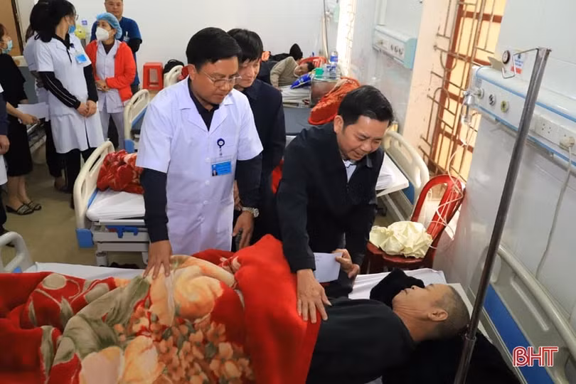 Lãnh đạo Hương Sơn chúc tết các đơn vị đêm giao thừa