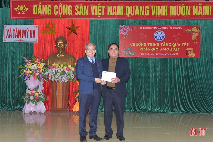 Lãnh đạo Bộ TT&TT trao quà tết cho gia đình chính sách, hộ nghèo ở Hương Sơn