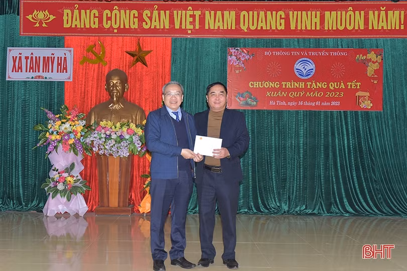 Lãnh đạo Bộ TT&TT trao quà tết cho gia đình chính sách, hộ nghèo ở Hương Sơn