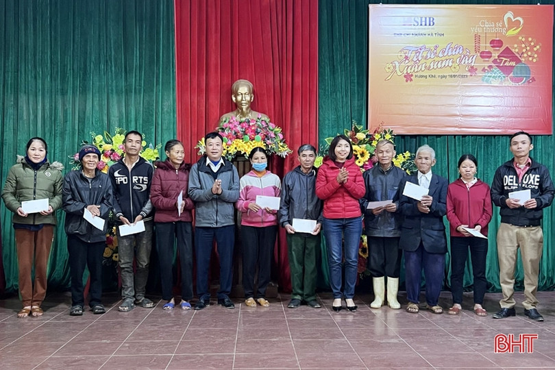 Các ngân hàng ở Hà Tĩnh trao 110 suất quà tết cho người dân “rốn lũ” Hương Khê