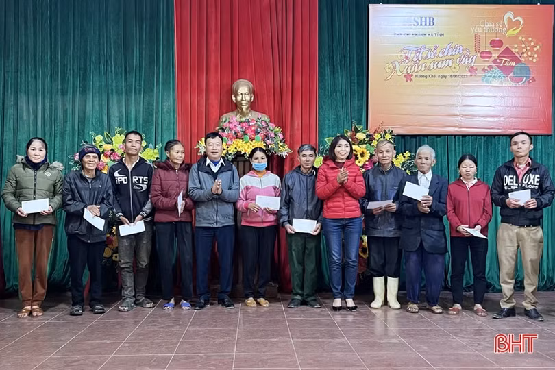 Các ngân hàng ở Hà Tĩnh trao 110 suất quà tết cho người dân “rốn lũ” Hương Khê