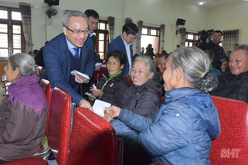 Lãnh đạo Bộ TT&TT trao quà tết cho gia đình chính sách, hộ nghèo ở Hương Sơn