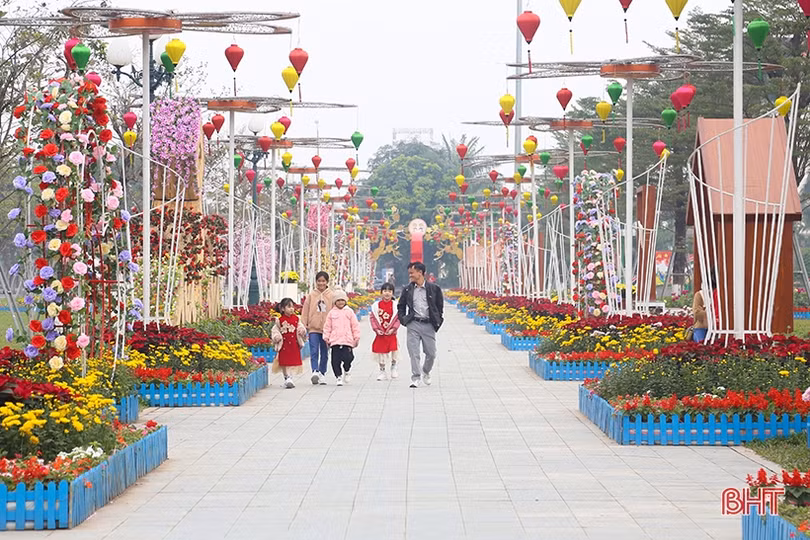 Thành Sen tĩnh lặng sáng đầu xuân