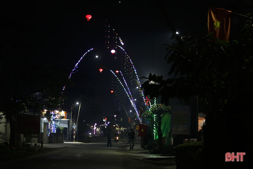 Chiêm ngưỡng những cung đường nêu lung linh ngày tết ở Hà Tĩnh