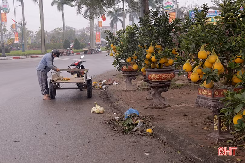 Tăng ca, thêm nhân lực để thu dọn lượng rác thải tăng đột biến ở Hà Tĩnh dịp tết