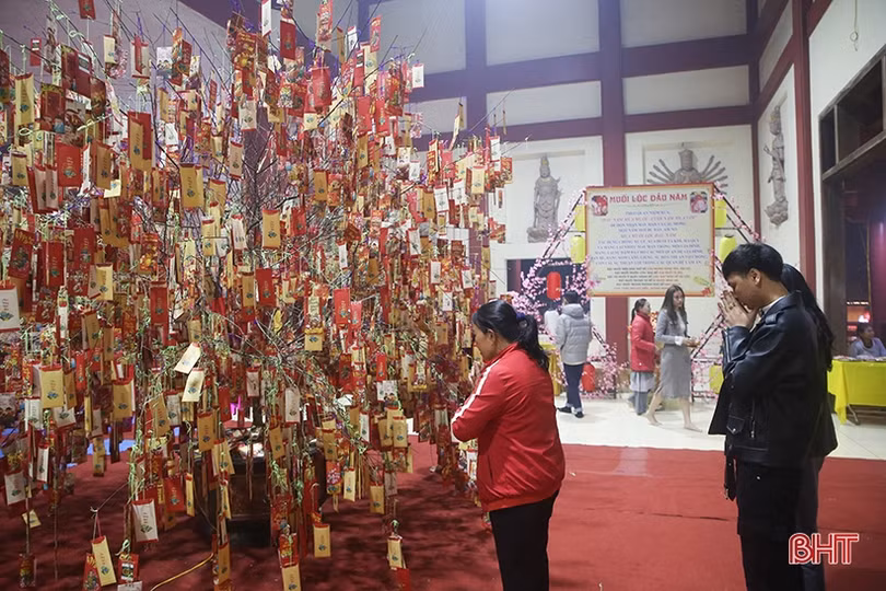 Người dân Hà Tĩnh náo nức đi lễ chùa