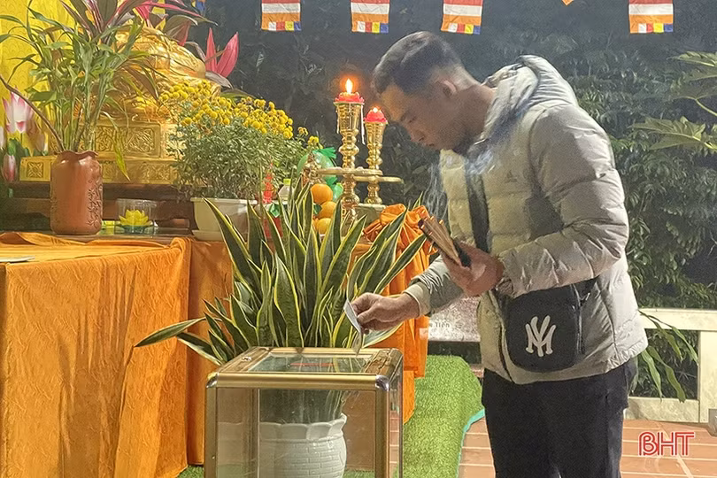 Người dân Hà Tĩnh náo nức đi lễ chùa