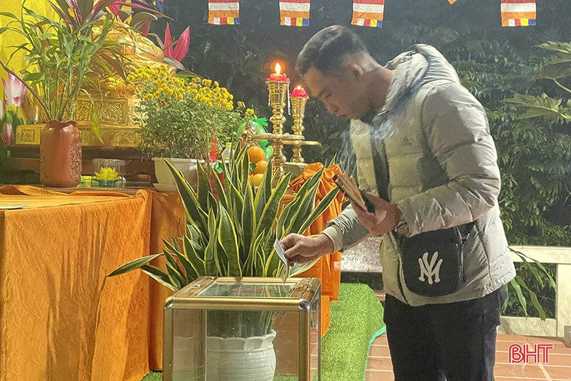 Người dân Hà Tĩnh náo nức đi lễ chùa