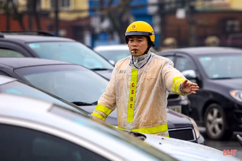 Công an TP Hà Tĩnh đội mưa phân luồng cho người dân sắm tết