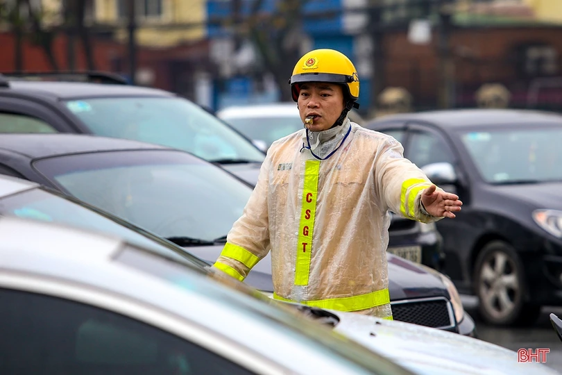 Công an TP Hà Tĩnh đội mưa phân luồng cho người dân sắm tết