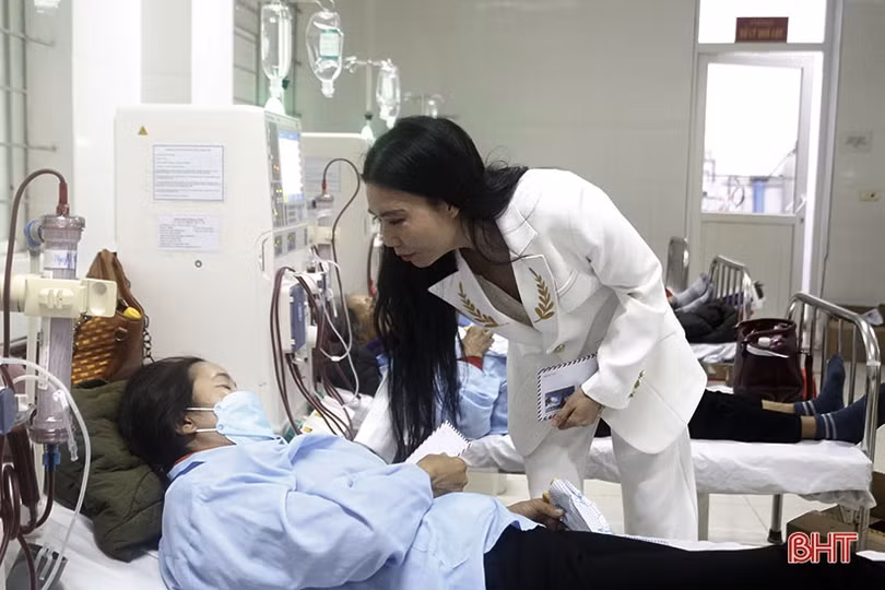 Xoa dịu nỗi đau cho bệnh nhân chạy thận ở Hà Tĩnh
