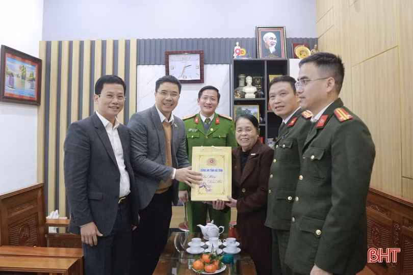 Giám đốc Công an tỉnh tặng quà người có công trên địa bàn TP Hà Tĩnh