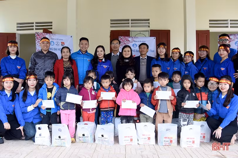 Sinh viên Đại học Hà Tĩnh mang “Xuân về với bản Phú Lâm”