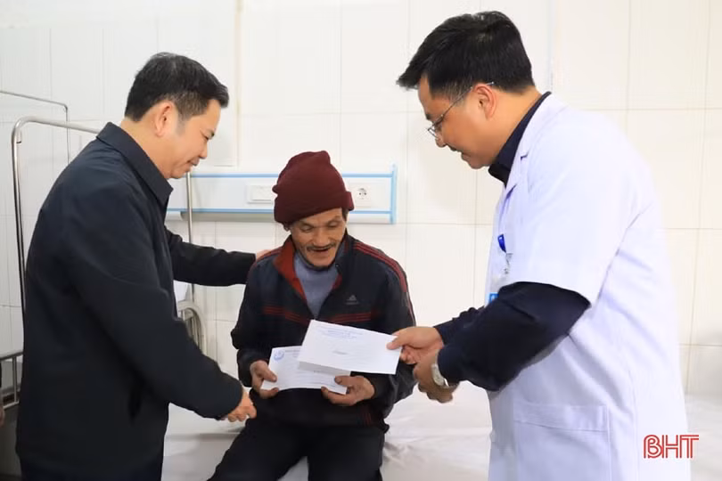 Lãnh đạo Hương Sơn chúc tết các đơn vị đêm giao thừa