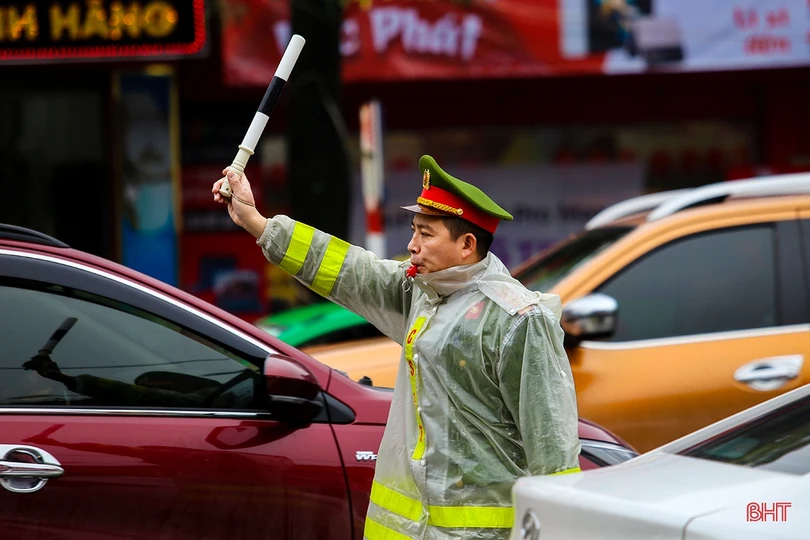 Công an TP Hà Tĩnh đội mưa phân luồng cho người dân sắm tết