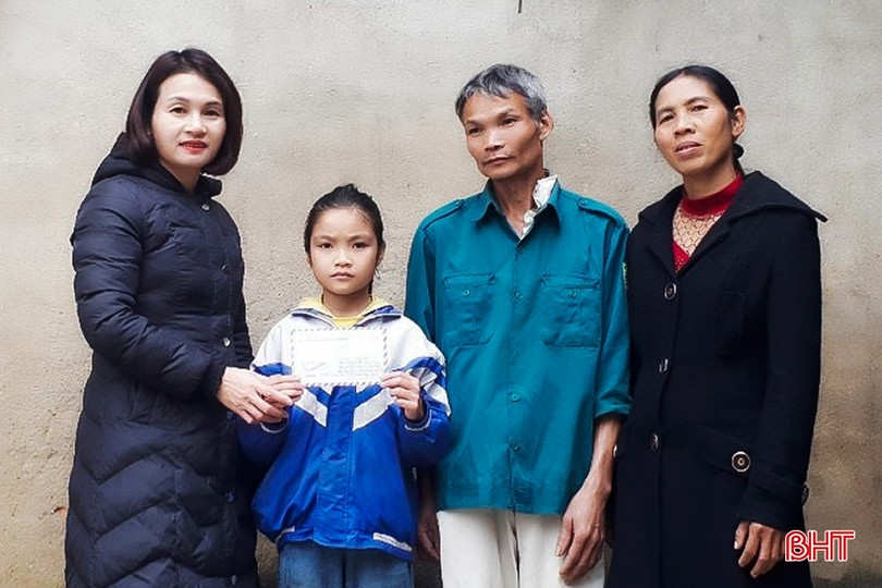 Hội Phụ nữ Hà Tĩnh tại Đức tặng quà tết cho người nghèo quê hương