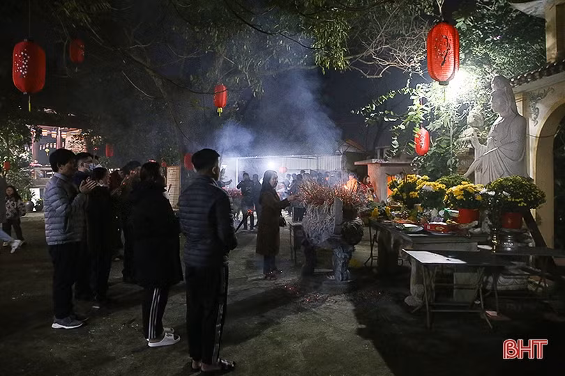 Người dân Hà Tĩnh náo nức đi lễ chùa