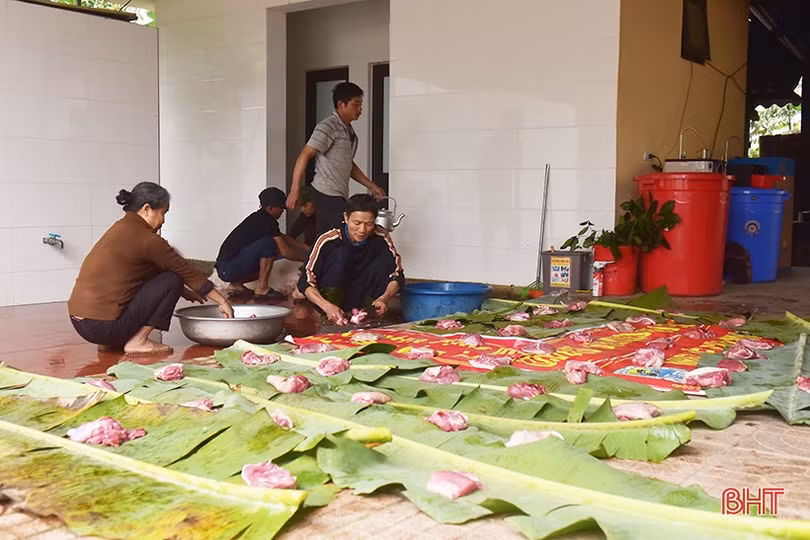 Mổ lợn, chia gạo nếp hỗ trợ bà con dân tộc Chứt đón tết