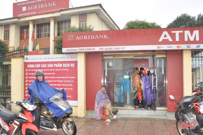 Nhân viên ngân hàng ở Hà Tĩnh “tăng ca” phục vụ nhu cầu giao dịch