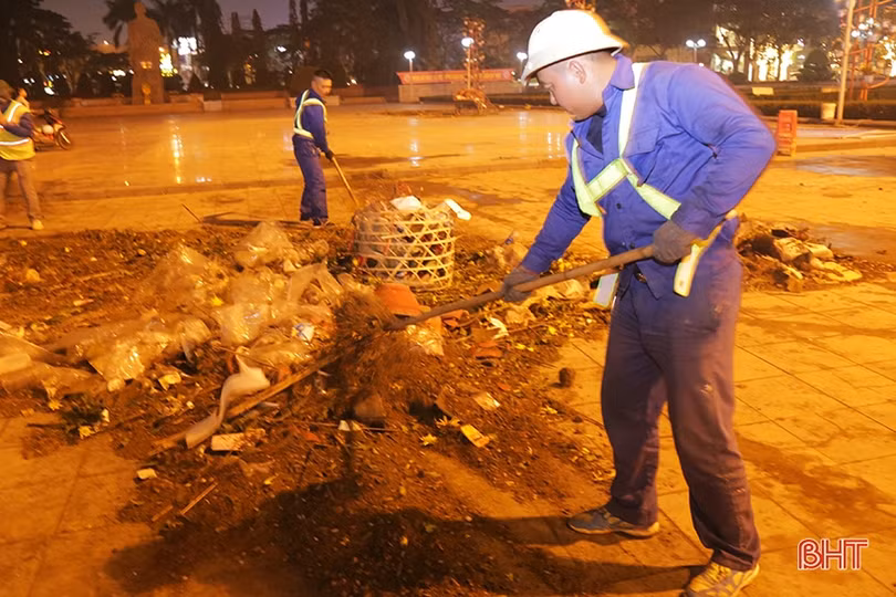 Giao thừa của những người thầm lặng làm sạch phố phường Hà Tĩnh