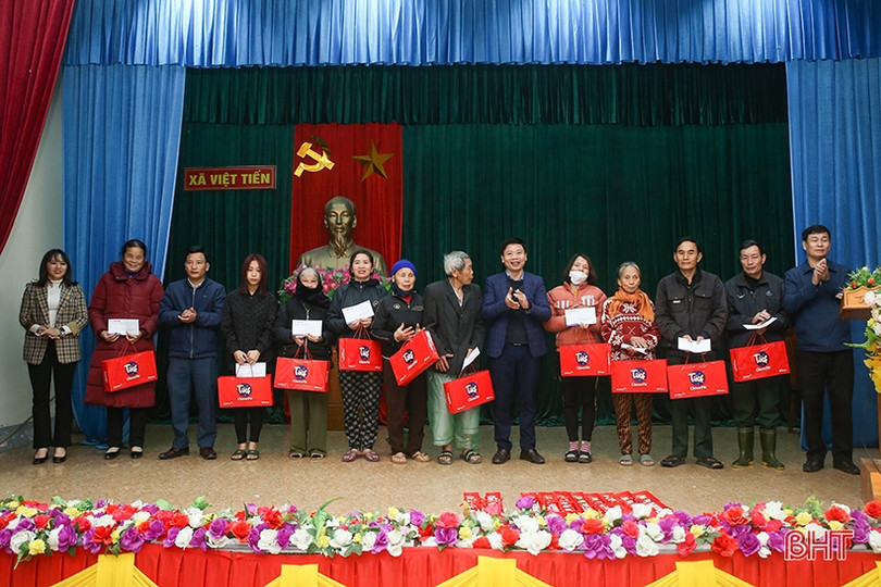 Báo Hà Tĩnh phối hợp trao quà tết cho các hoàn cảnh khó khăn ở Thạch Hà